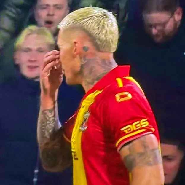 Futbolçudan insanlıqdan kənar hərəkət: Rəqibin burnuna lağ etdi, sarı vərəqə aldı - VİDEO