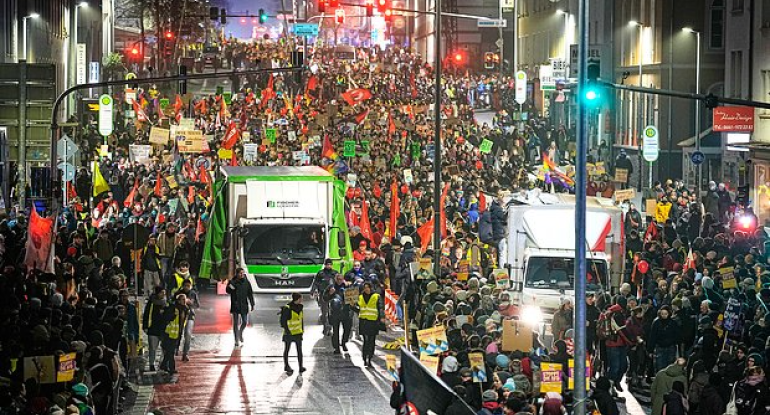 Almaniyada mitinq polislə toqquşmalara çevrildi