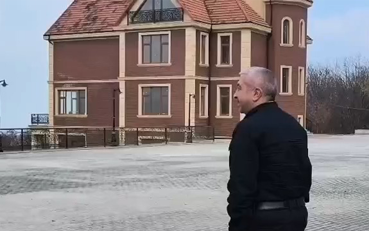 Sabiq deputat makler kimi Mehdiyevin villasına girdi - Video