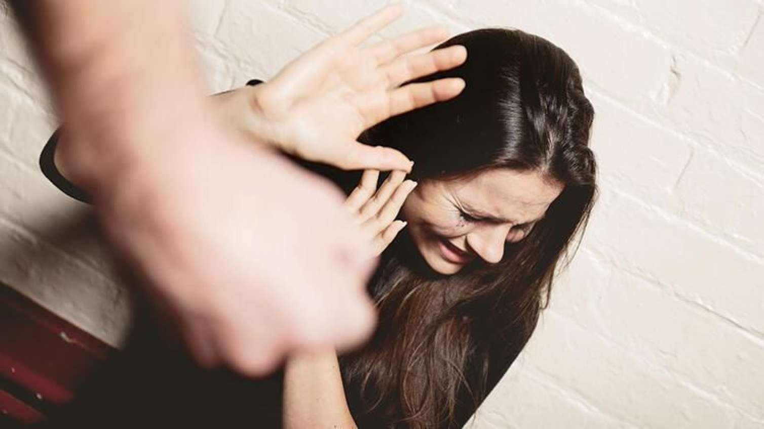 Namaza görə arvadını döyüb, dişlərini sındırdı