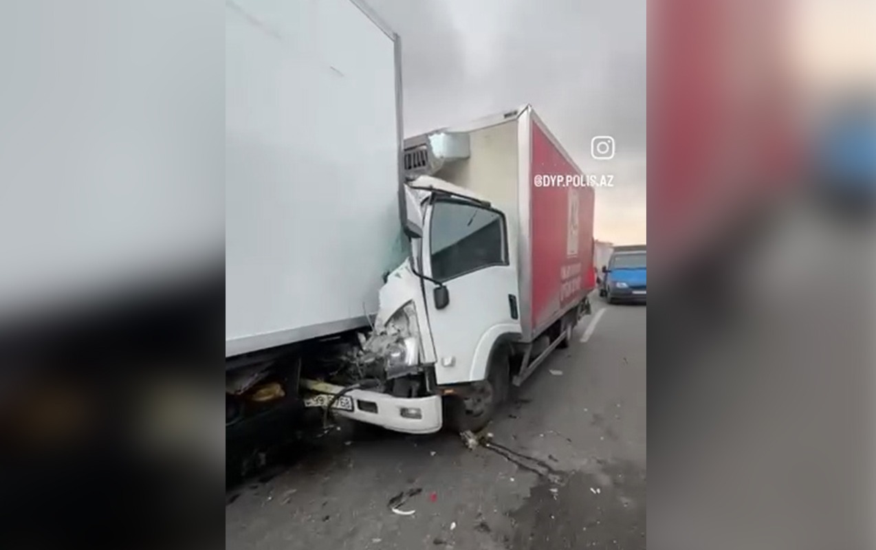 Bakıda iki yük maşını toqquşdu - Video