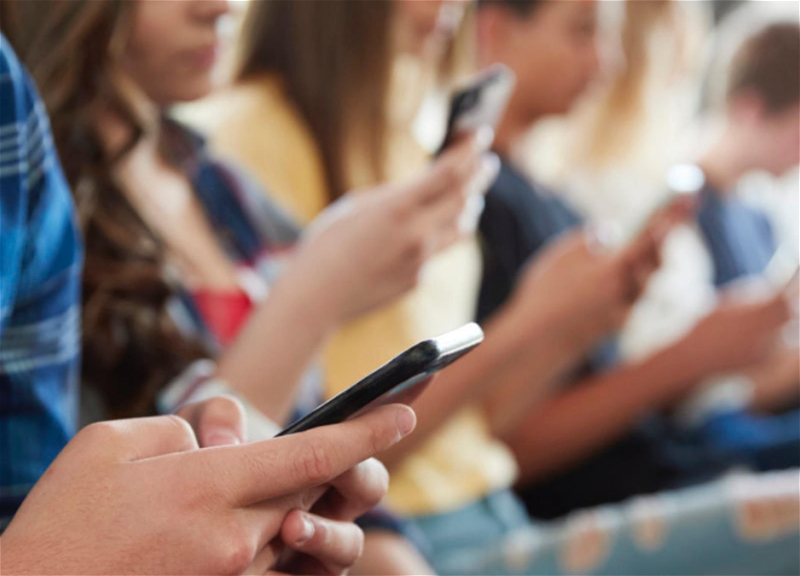 Yeniyetmələrin sosial hesablarının kütləvi şəkildə bloklanması başlanıb