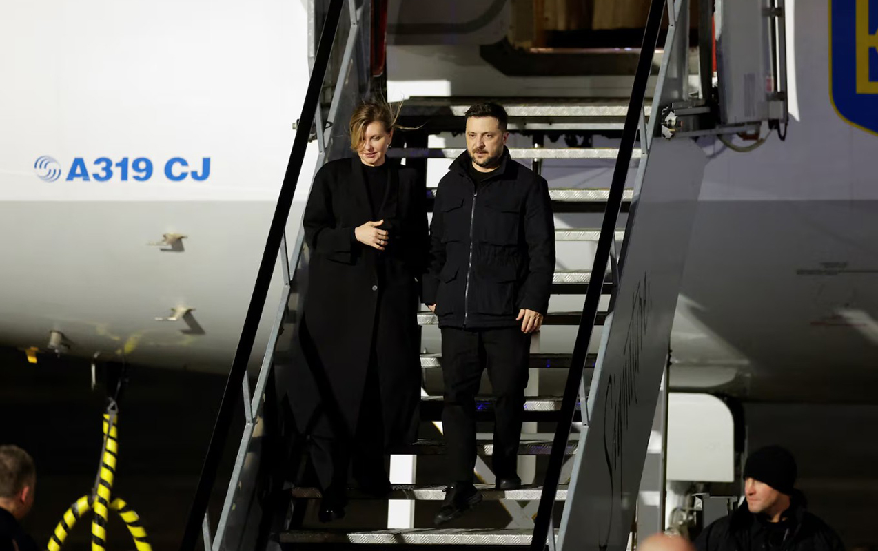 Təyyarəsinin yaxınlığında naməlum dronlar uçub