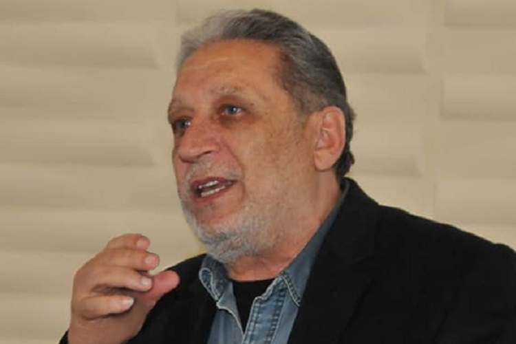 TANINMIŞ YAZAR BƏZİ JURNALİSTLƏRİ TƏNQİD ETDİ - “Normal redaktə etsən, yazıları qıpqırmızı olacaq”