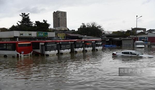 Güclü yağış: Bakıda bazarı su basdı - Video