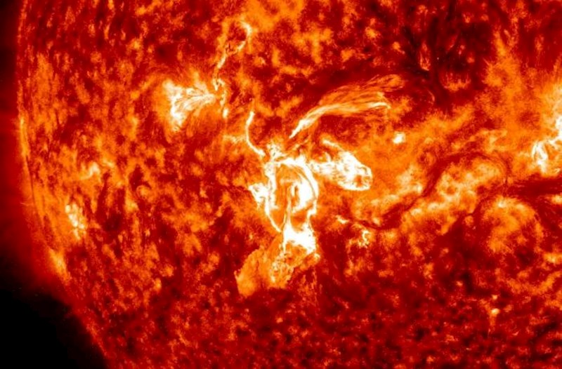 Günəşdə dörd güclü partlayış baş verdi