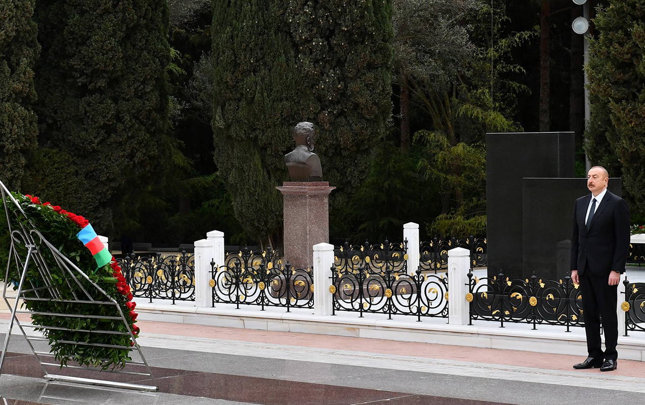 Prezident xanımı və qızı ilə Fəxri xiyabanı ziyarət etdi