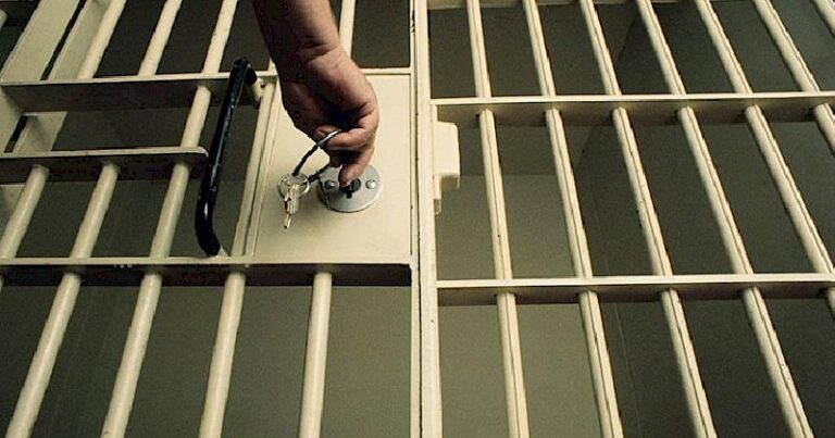 Belarus yüzdən çox siyasi məhbusu azadlığa buraxdı