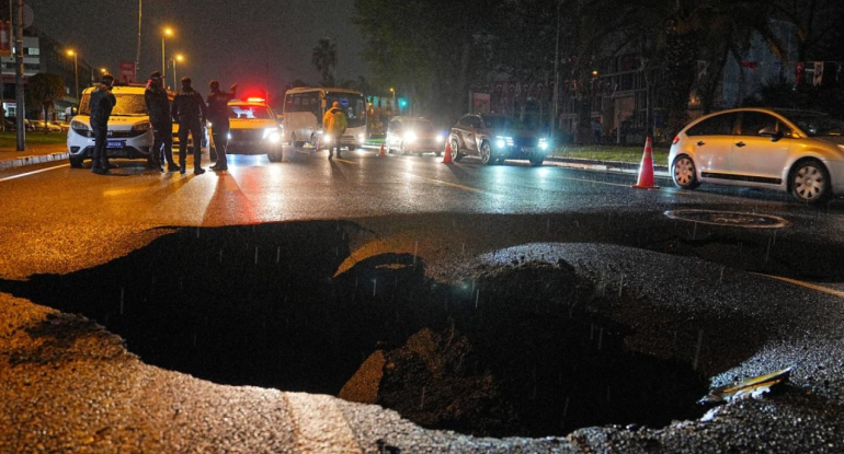 Xırdalanda YOL ÇÖKDÜ: Yük maşınının bir hissəsi batdı - VİDEO