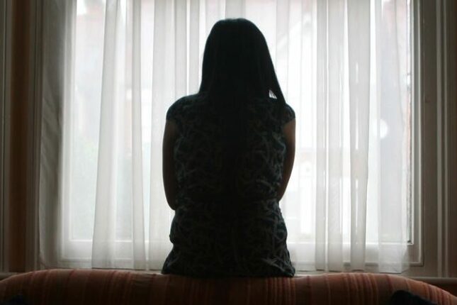 Sevgilisini bıçaqlayan qısqanc qadın məhkəmə zalından azadlığa buraxıldı