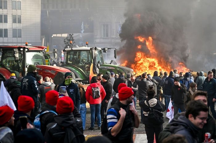 Brüsseldə polis və fermerlər arasında toqquşma - Avropa İttifaqının önü 
