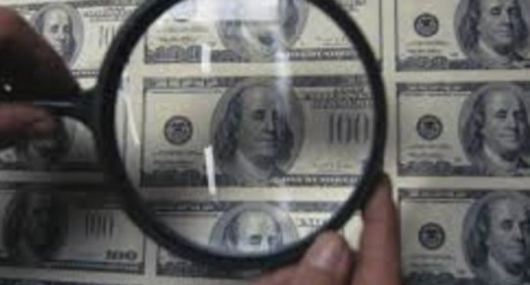 Oğurladığı dollarların yerinə saxtasını qoydu - Polis saxladı