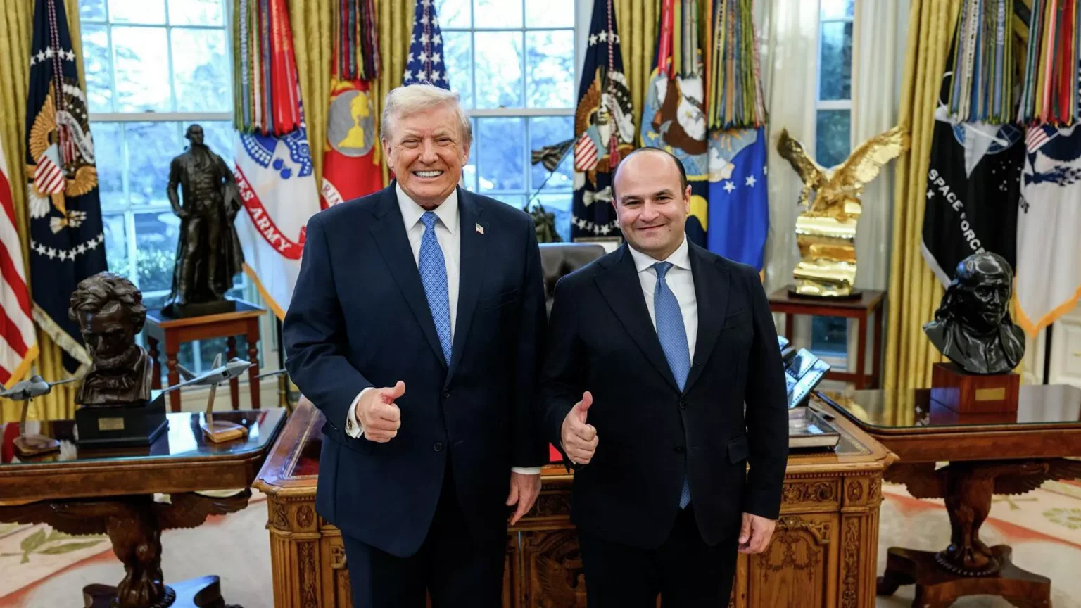 Tramp Paşinyana hədiyyə göndərib