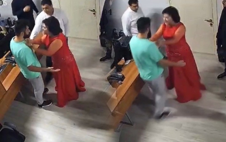 Aşıq Telli ARB TV-nin əməkdaşına hücum etdi (VİDEO)