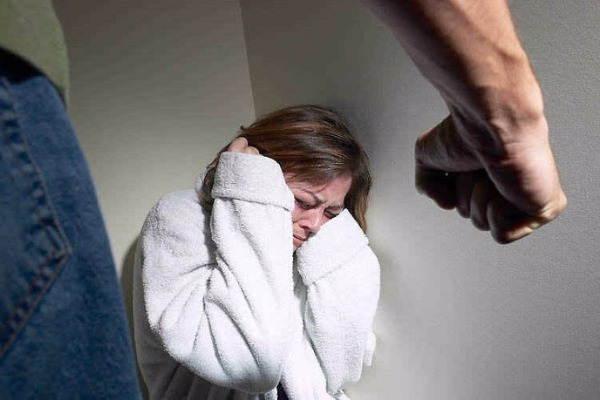 Xırdalanda kişi özündən 17 yaş kiçik sevgilisini 