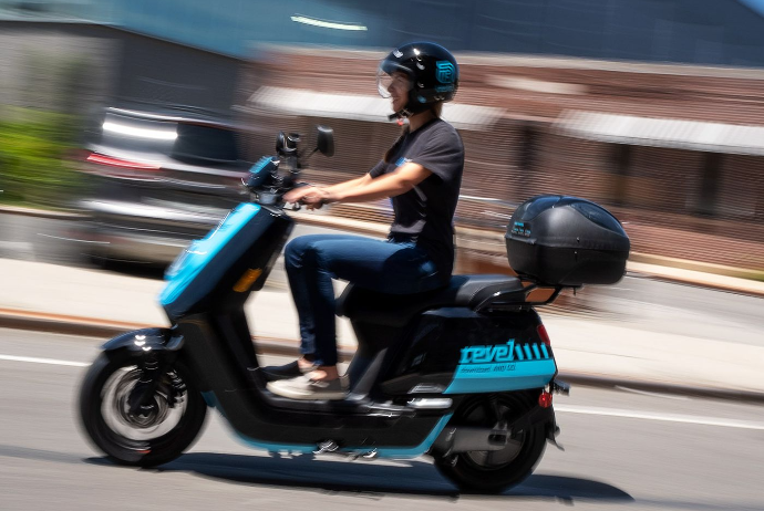 Moped idarə etmək üçün sürücülük vəsiqəsi tələb olunacaq