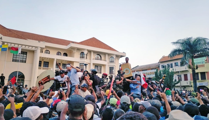 Bu ölkədə ARA QARIŞDI: Prezident paytaxtdan QAÇDI - FOTO