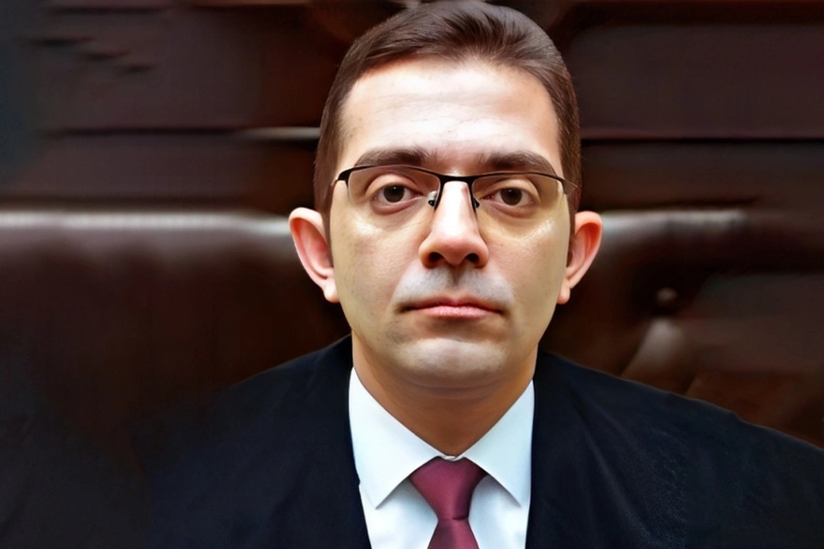 Hakim Anar Sadıqovun fəaliyyətinə xitam verildi