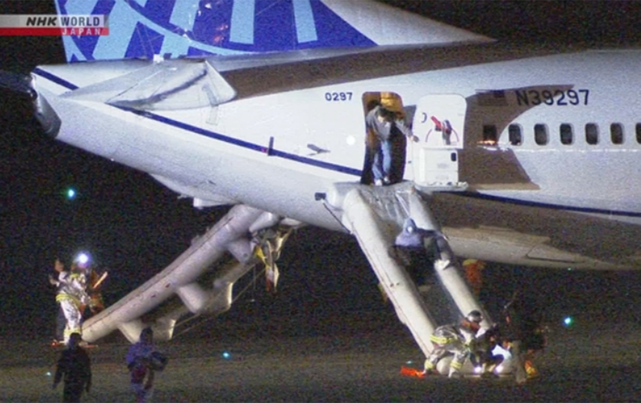 Yaponiyada təyyarə təcili eniş etdi - Xəsarət alanlar var