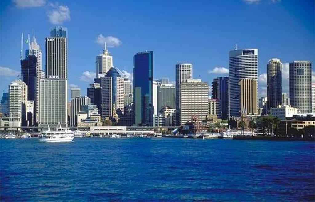 Bu ölkə İran səfirini qovdu, səfirlik bağlandı