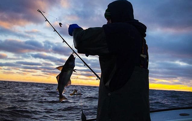 Xəzərdə köməksiz qalan balıqçılar xilas edildi - Video