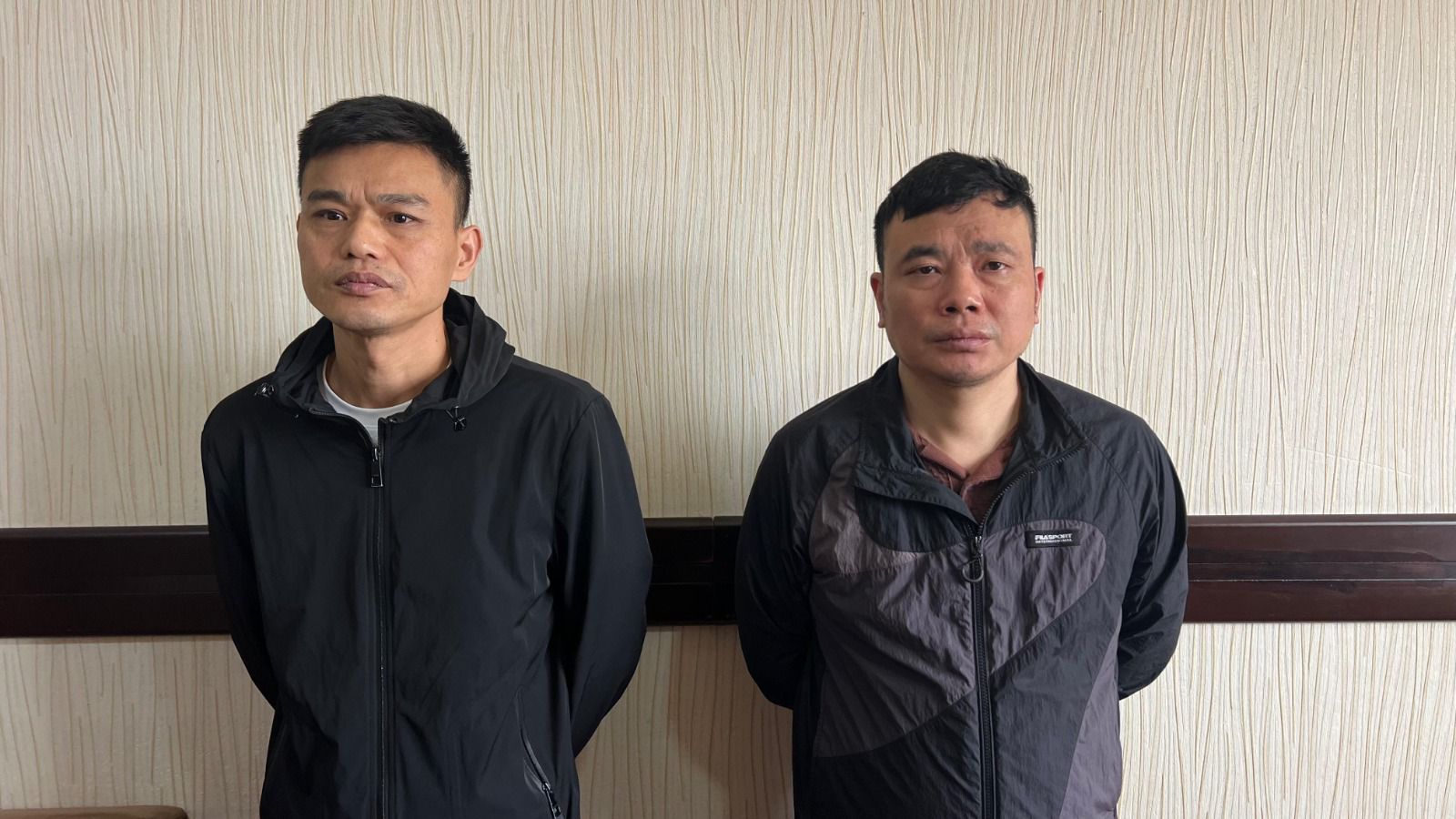 Təyyarədə sərnişinlərin əl “baqaj”larından oğurluq edənlər saxlanılıb