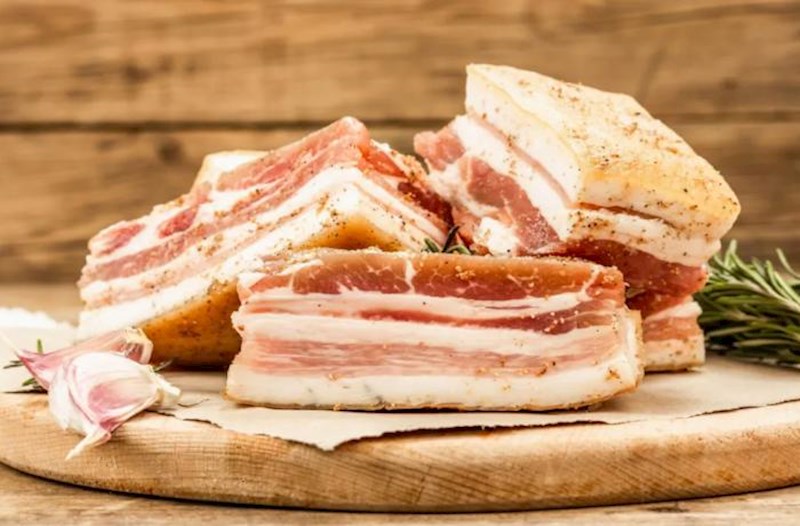 Xaricdən 2,1 manata gətirilən donuz piyini marketdə 18 manata satırlar