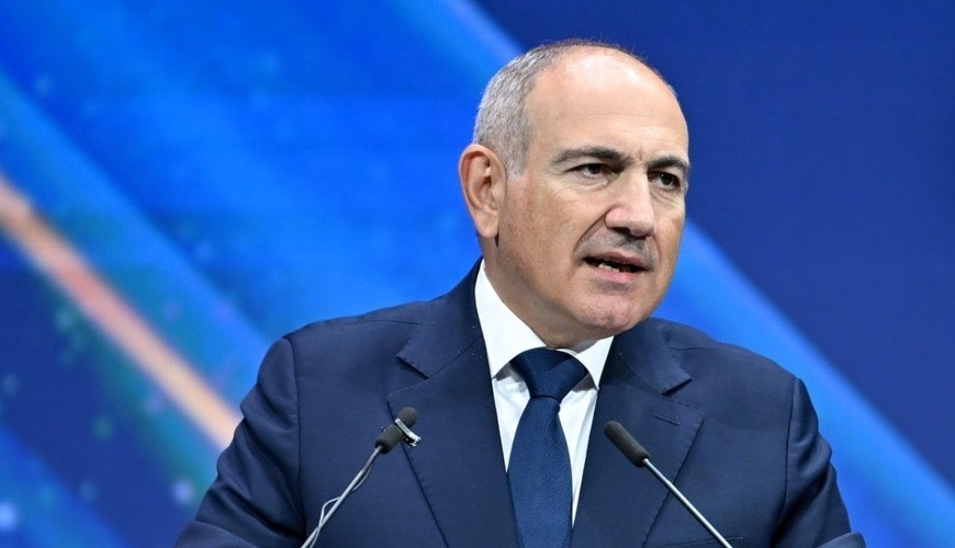 Paşinyan çıxışı zamanı çətin anlar yaşadı: Halı pisləşdi - VİDEO