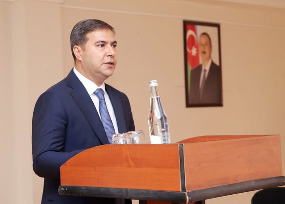 Gəncədə 1 DİREKTOR 2-Cİ MƏKTƏBİN DƏ DİREKTORLUĞUNU EDİR - Tİ-nin rəisi gəldi, dərslər ləğv olundu / FOTO