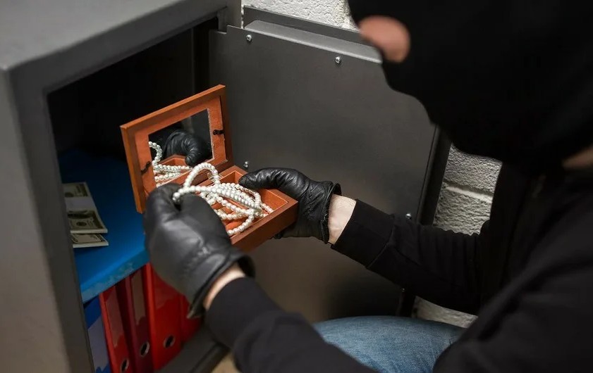 Paytaxtda evdən 10 min pul oğurlayan şəxslər saxlanıldı