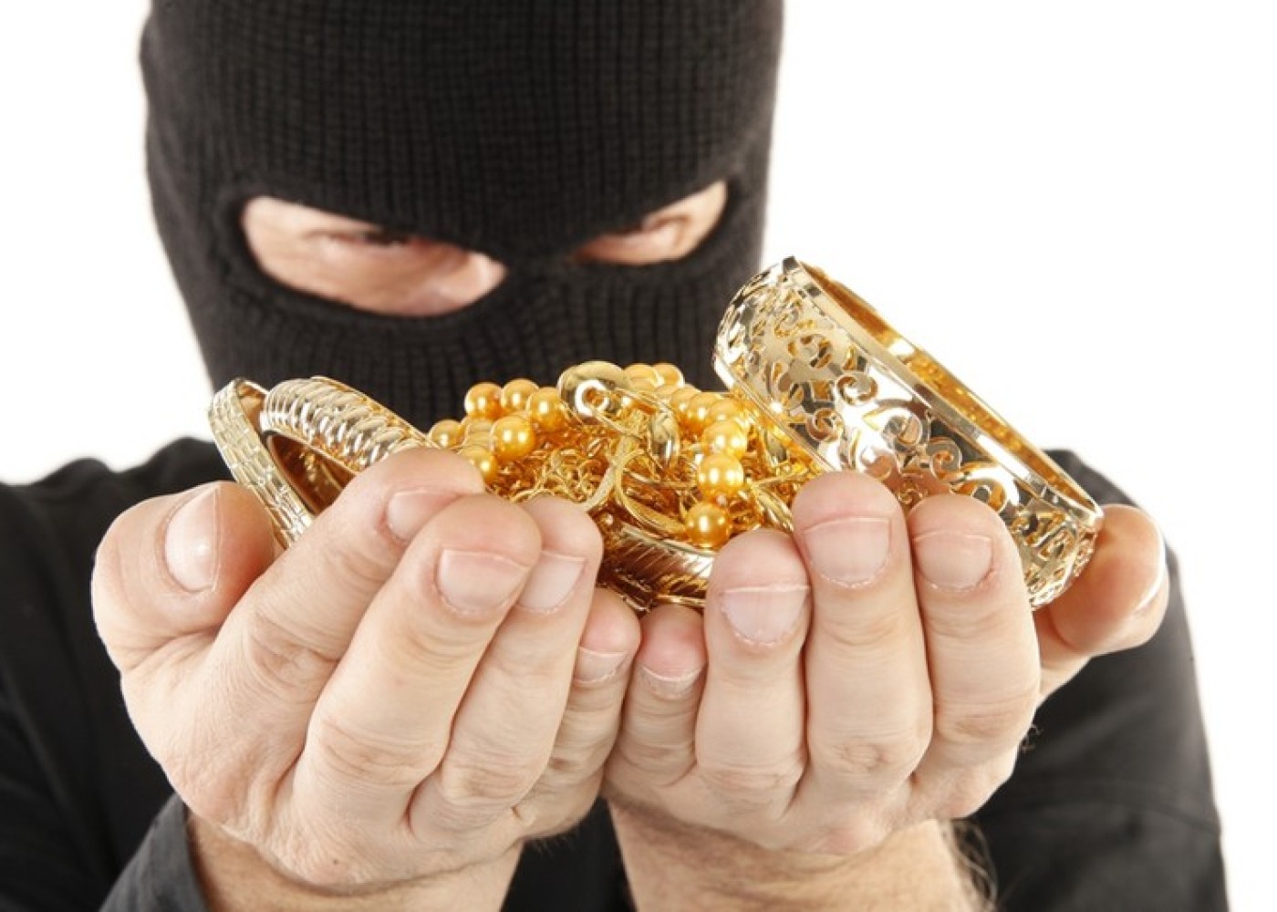 Oğurluq edən şəxslərin görüntülərini də polisə təqdim etdi, amma...