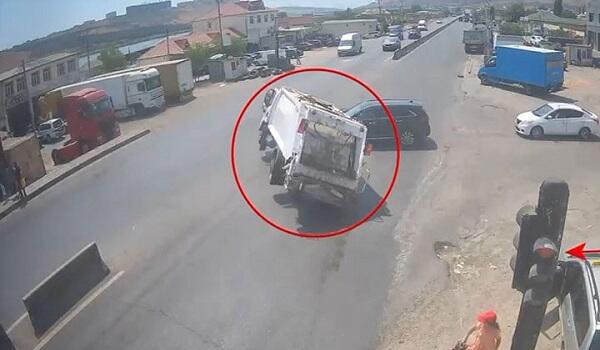 Qırmızı işıqda keçən yük maşını aşdı – Anbaan video