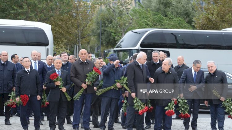 Dövlət rəsmiləri Zəfər parkında...