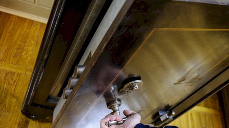 Azərbaycanda məmurun evindən 340 min pul oğurlandı - Oğlunun sevgilisi...