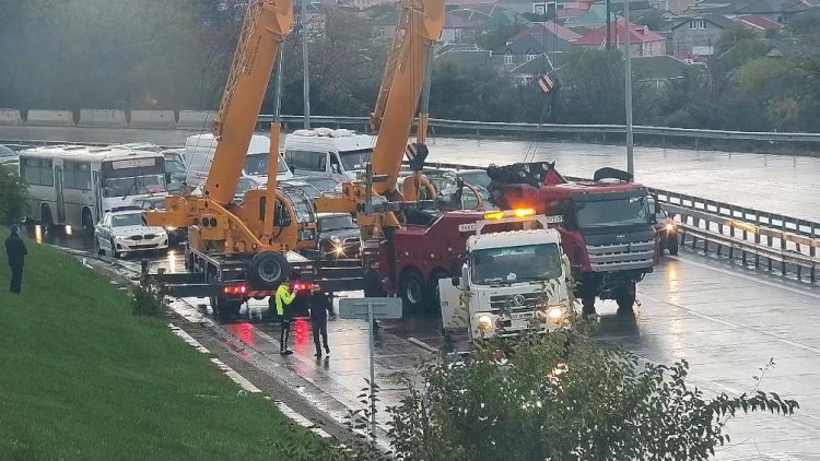 Bakıda yük maşını aşdı, yolda tıxac yarandı