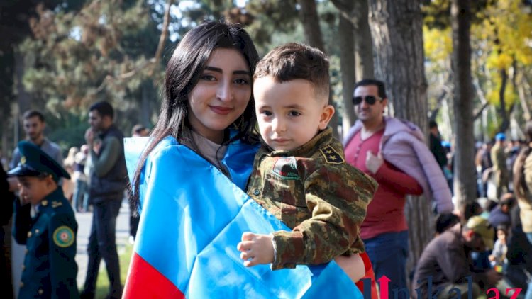 Vətəndaşlar paradı izləmək üçün bulvara toplaşıb - FOTOLAR