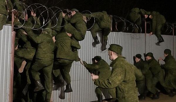 Rusiyada əsgər hərbçi yoldaşlarını güllələdi