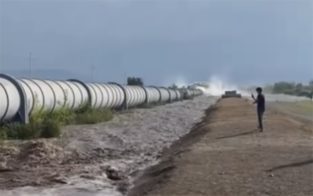 Şəmkirdə boru xəttində qəza - Ətrafı su basdı-Video