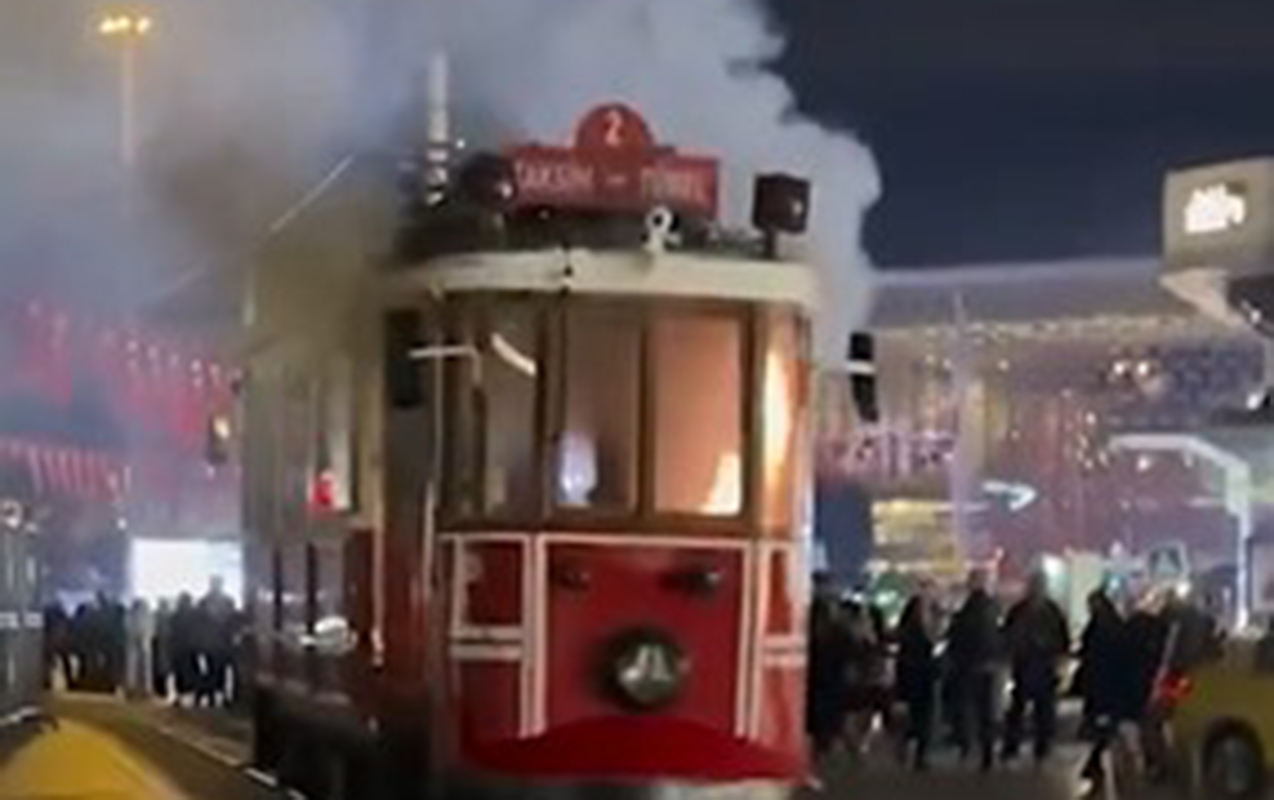 İstanbulda məşhur tramvayda yanğın - Video