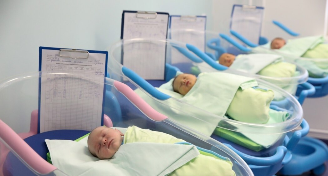 Doğum vaxtı öldüyü iddia olunan beş uşağının ikisi sağ imiş – 4 İL SONRA ORTAYA ÇIXAN ŞOK FAKTLAR