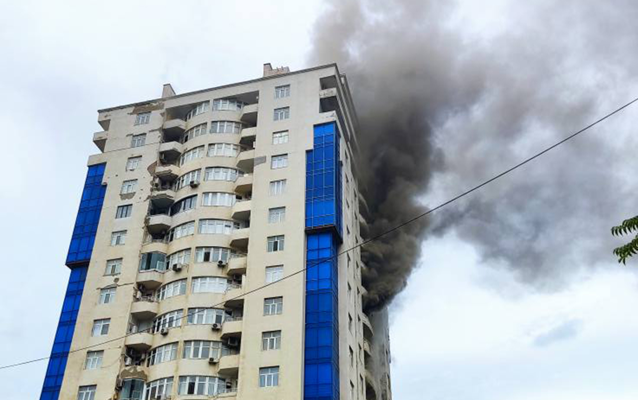 Bakının mərkəzində bina yanır - Video - Yenilənir