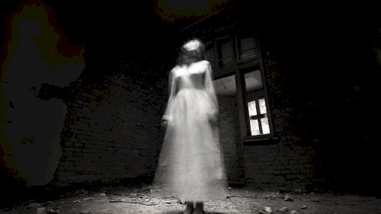 Dağıntılar altında qalan insanlara su verən “ağ paltalı qadın” kimdir?