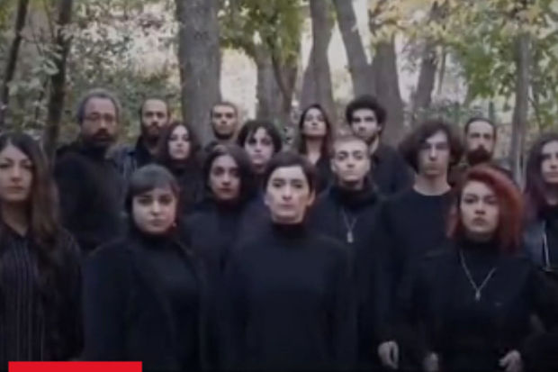 İranda teatr işçiləri hicabdan imtina etdilər - VİDEO