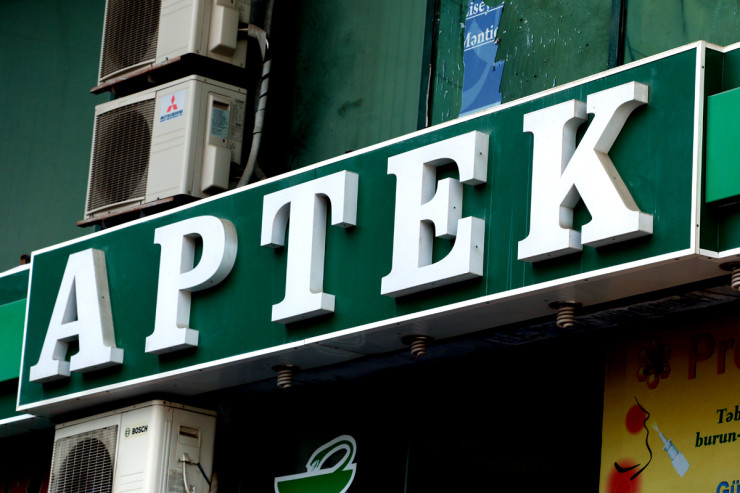 Bakıda aptekə BASQIN: qadına bıçaq çəkib pulları apardı