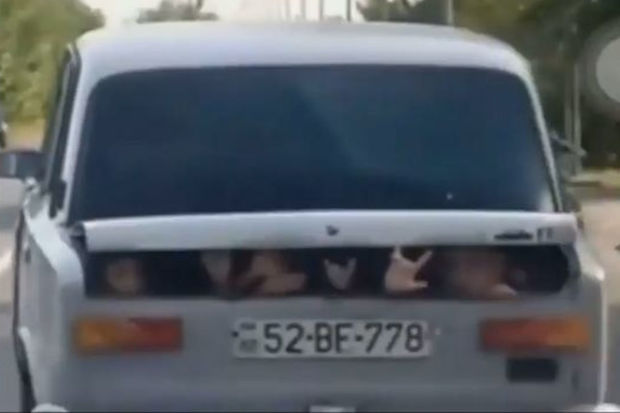 Uşaqları maşının baqajına mindirib yola çıxdı - Video