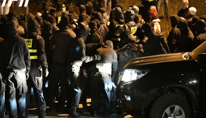 Tbilisidəki aksiyada müxalif liderlər tutuldu - Polislə toqquşma