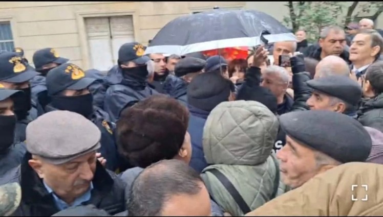 Əli Kərimlinin işi üzrə iclasın keçirildiyi məhkəmə binasının qarşısında 6 müxalifətçi saxlanılıb