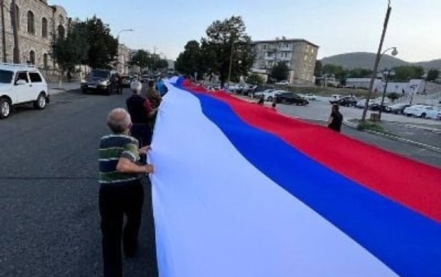 Xankəndi küçələrində 100 metrlik Rusiya bayrağı ilə aksiya - Foto