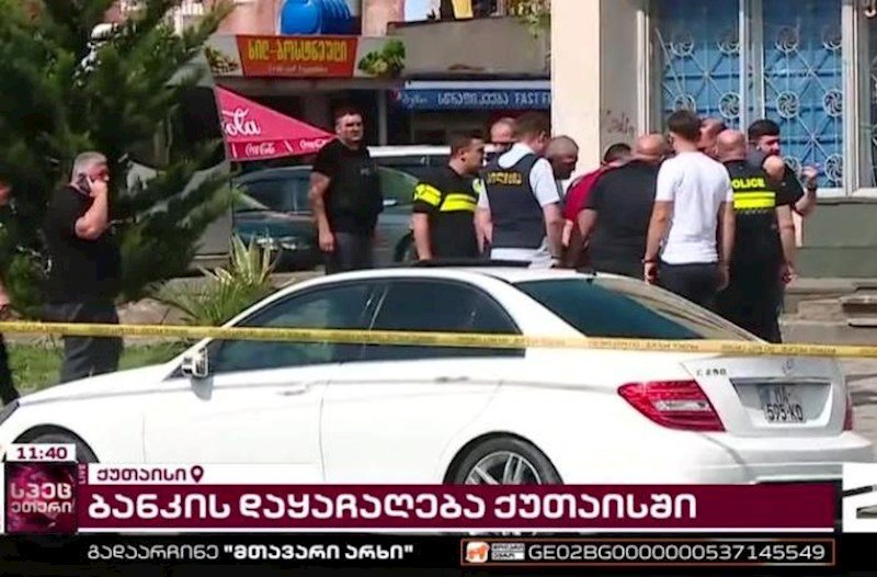 Gürcüstanda soyğunçu bankda 12 nəfəri girov götürüb: 2 milyon istəyir - Video