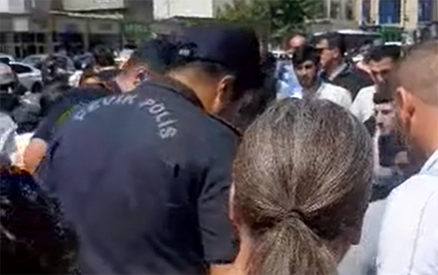 Yasamalda qadın küçədə bıçaqlandı - Video